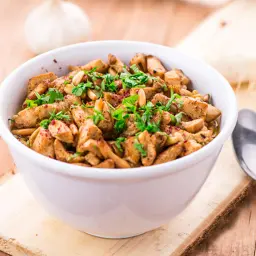 فتة دجاج بالصنوبر والمكسرات